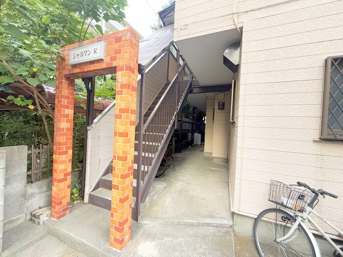 物件外観写真2　(エントランス部分)