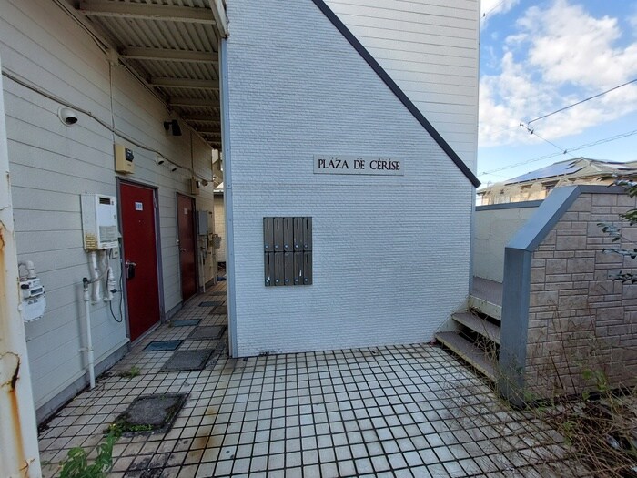 物件外観写真2　(エントランス部分)