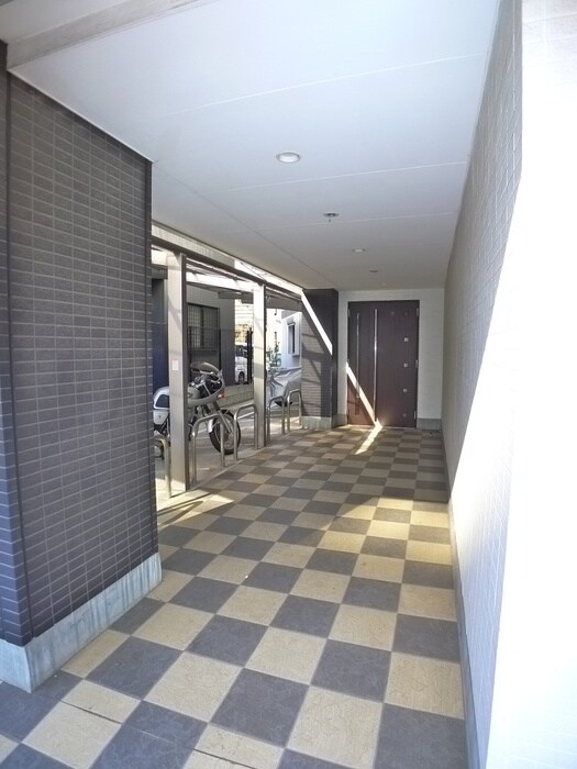 物件外観写真2　(エントランス部分)