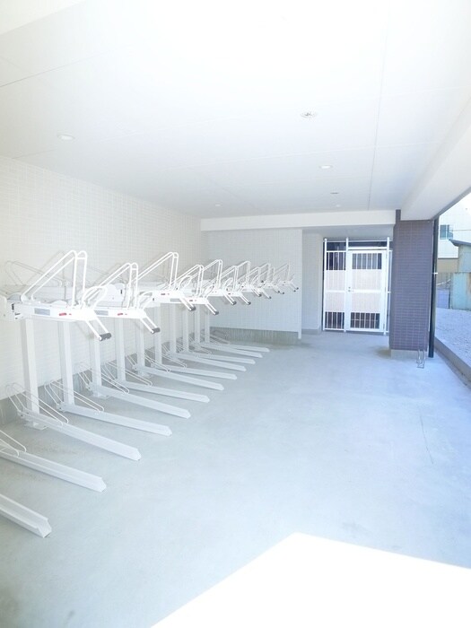 物件外観写真4　(駐輪場)