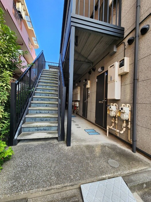 物件外観写真3　(エントランス部分)