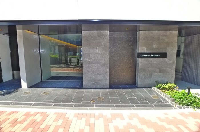 物件外観写真2　(エントランス部分)