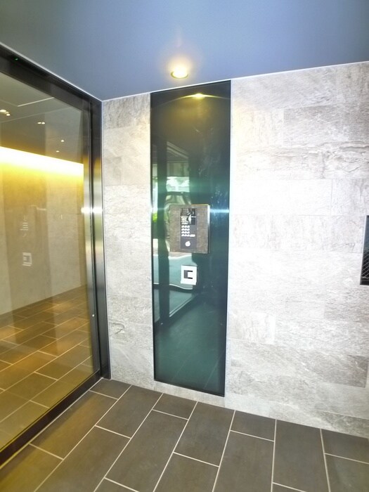 物件外観写真5　(エントランス部分)