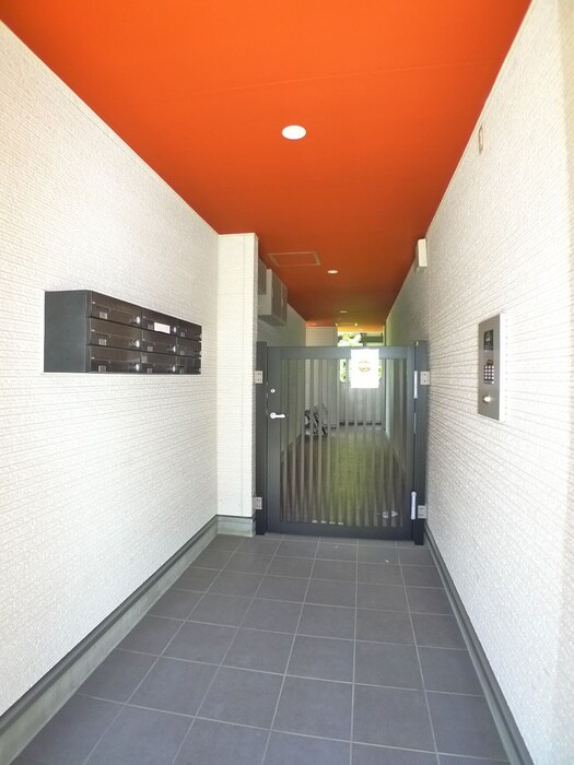 物件外観写真3　(エントランス部分)