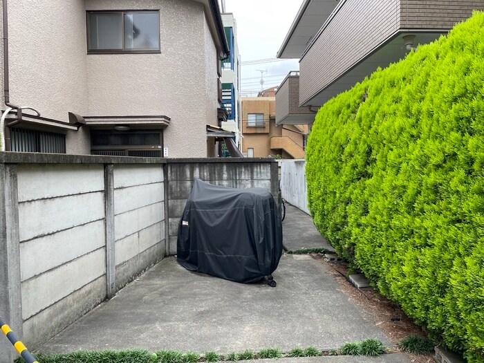 物件外観写真5　(バイク置き場)