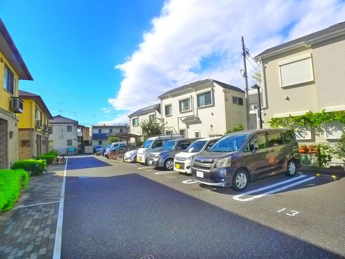 物件外観写真3　(駐車場)