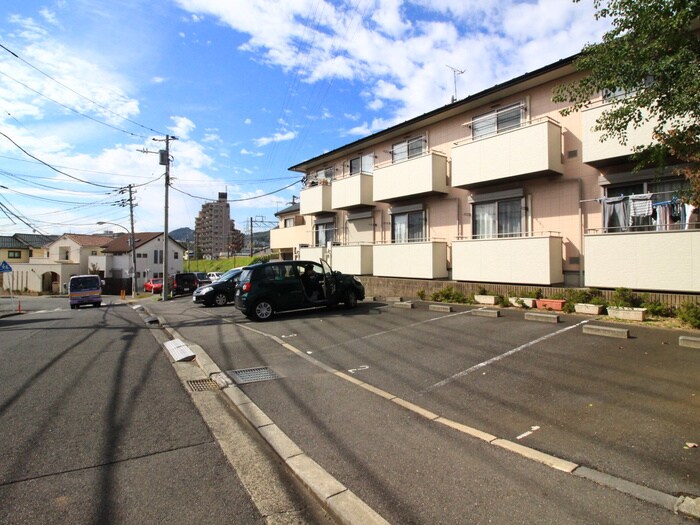 物件外観写真4　(駐車場)