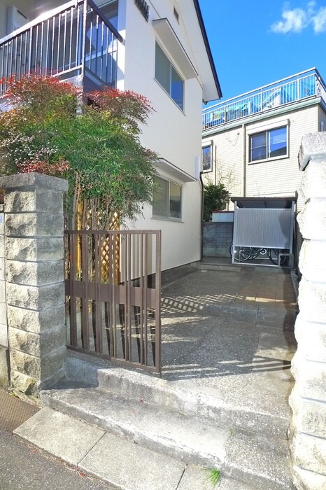 物件外観写真2　(エントランス部分)