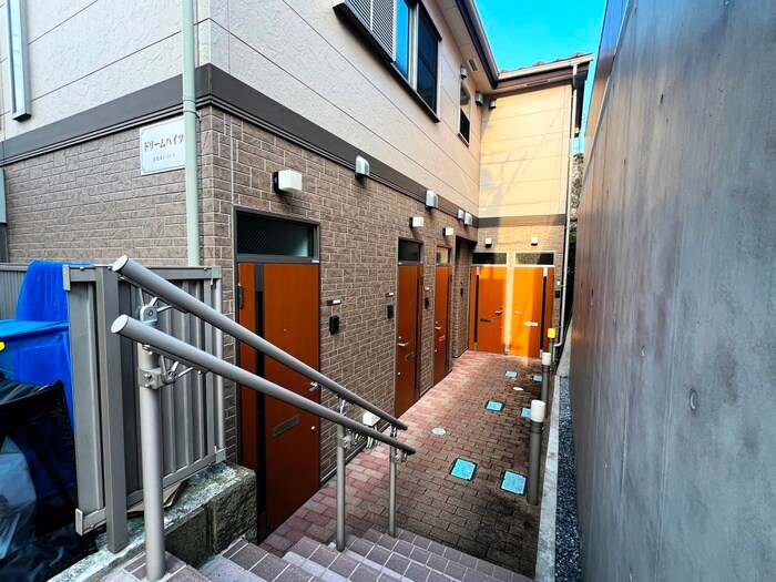 物件外観写真4　(エントランス部分)