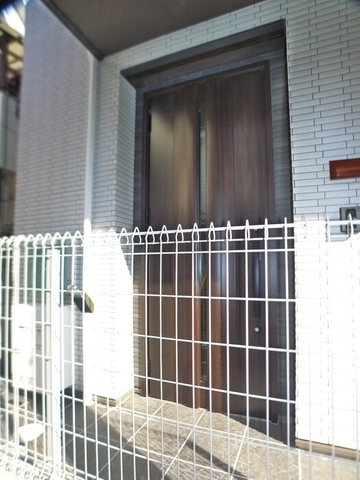 物件外観写真3　(エントランス部分)