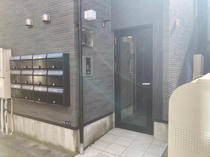 物件外観写真4　(エントランス部分)