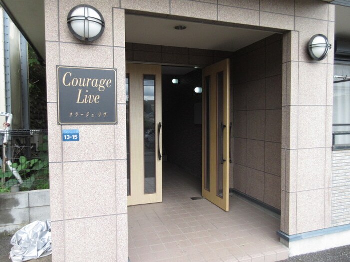 物件外観写真3　(エントランス部分)