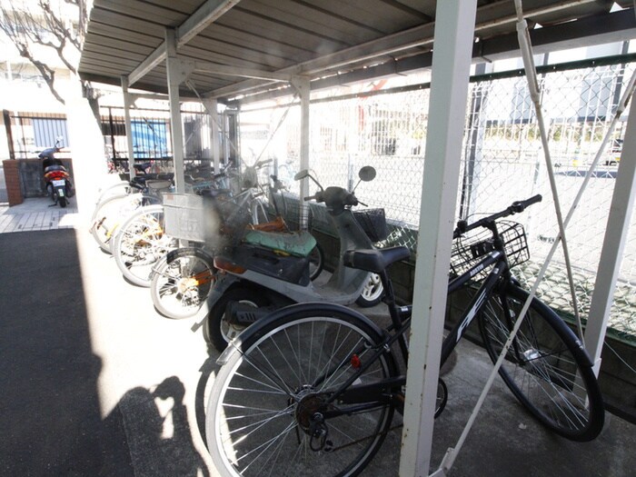 物件外観写真4　(駐輪場)