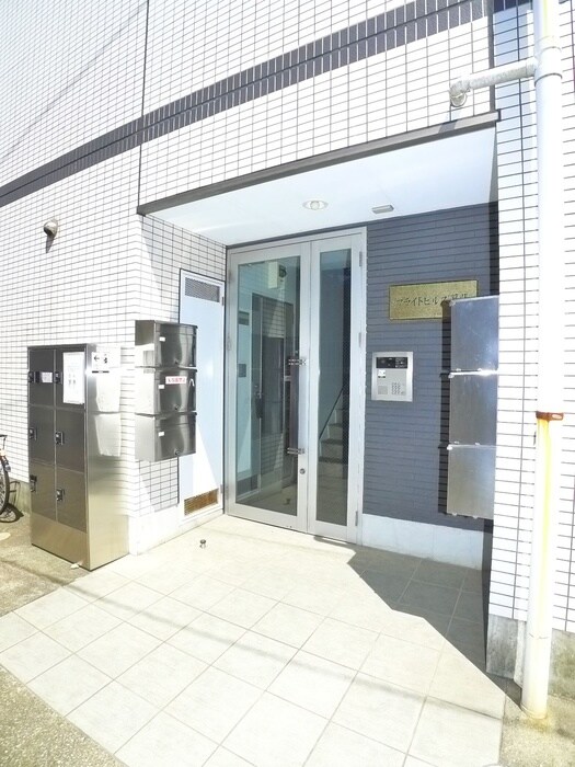 物件外観写真4　(エントランス部分)