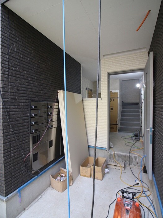 物件外観写真3　(エントランス部分)