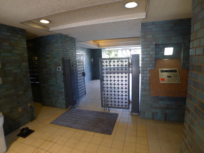 物件外観写真5　(エントランス部分)