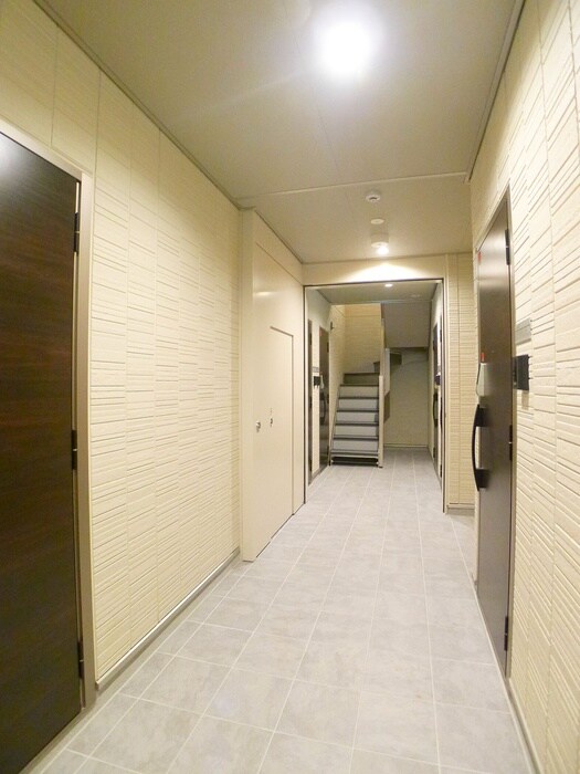 物件外観写真6　(エントランス部分)