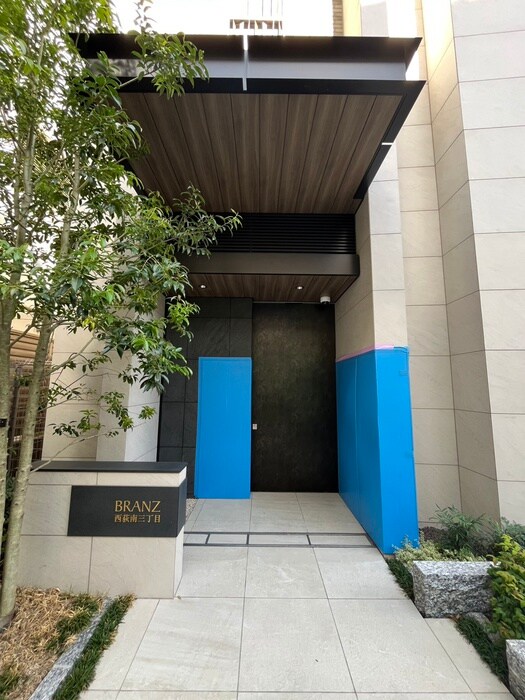 物件外観写真3　(エントランス部分)