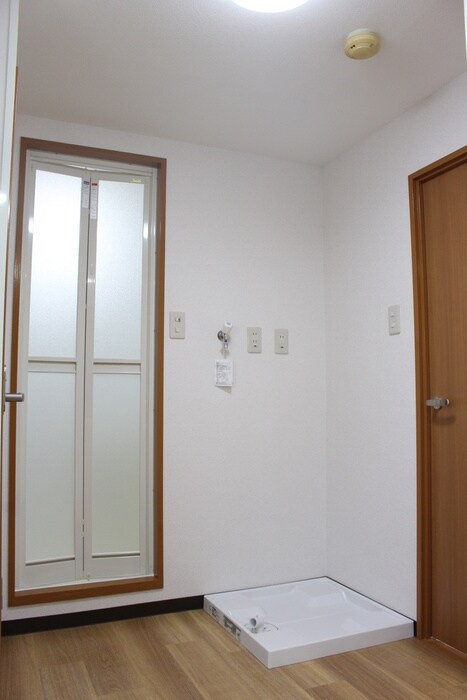 物件内観写真10　(洗濯機置場)