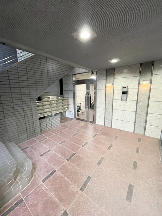 物件外観写真3　(エントランス部分)