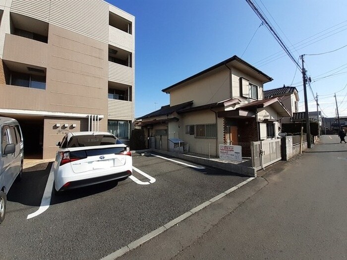 物件外観写真2　(駐車場)