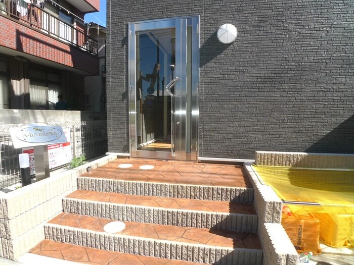 物件外観写真2　(エントランス部分)