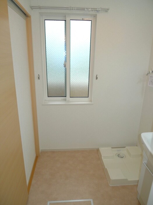 物件内観写真5　(洗濯機置場)