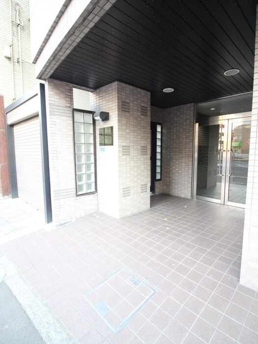 物件外観写真2　(エントランス部分)