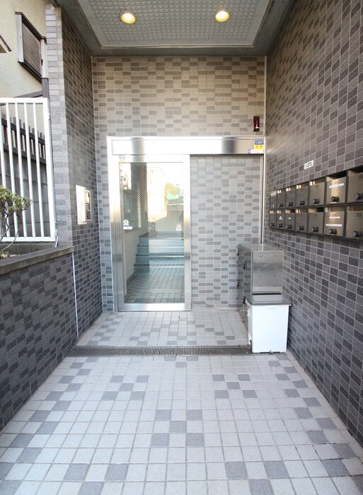 物件外観写真3　(エントランス部分)