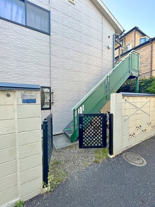 物件外観写真2　(エントランス部分)