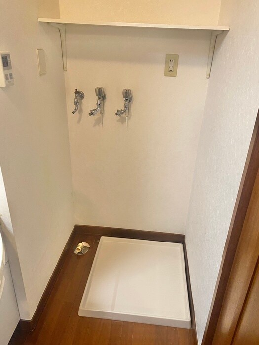 物件内観写真10　(洗濯機置場)