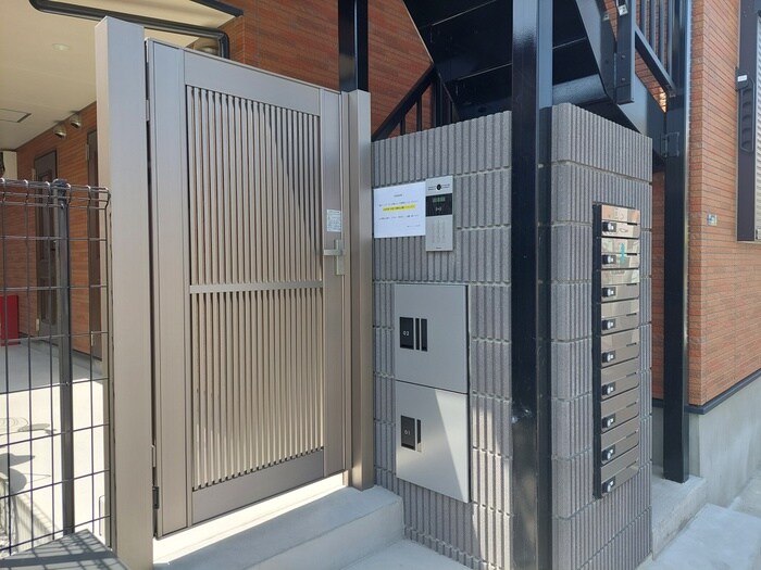 物件外観写真2　(エントランス部分)