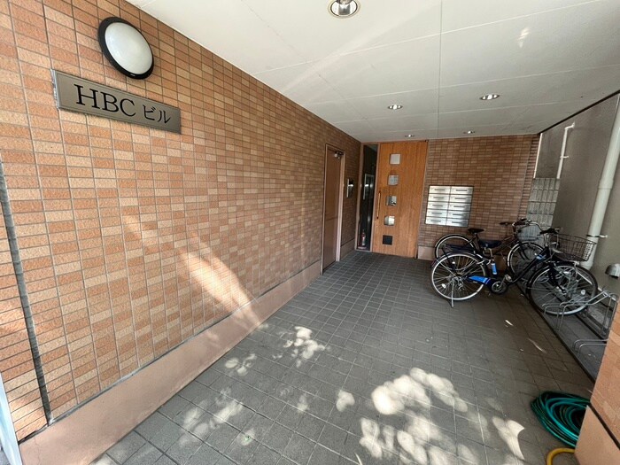 物件外観写真3　(エントランス部分)