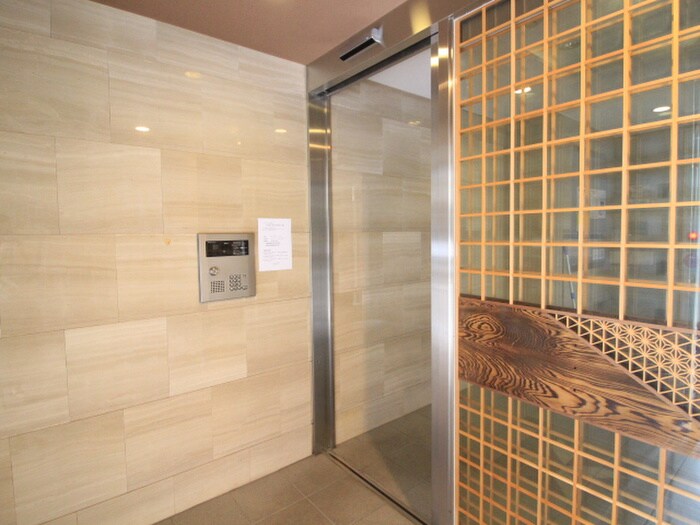 物件外観写真4　(エントランス部分)