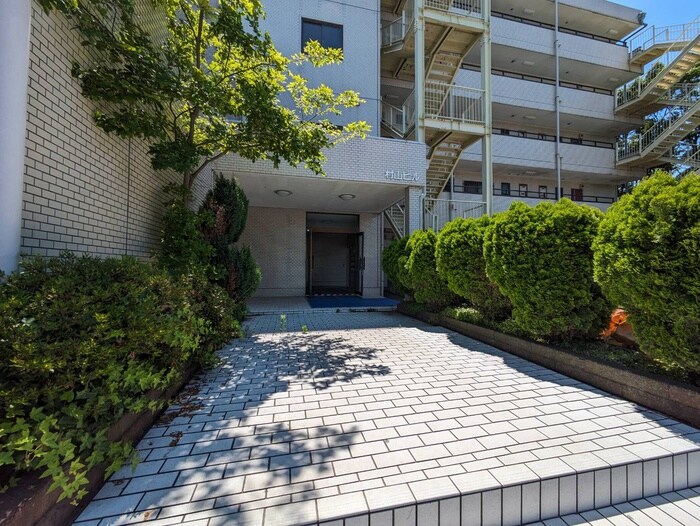 物件外観写真2　(エントランス部分)