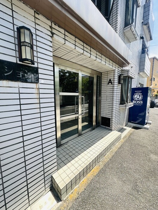 物件外観写真2　(エントランス部分)