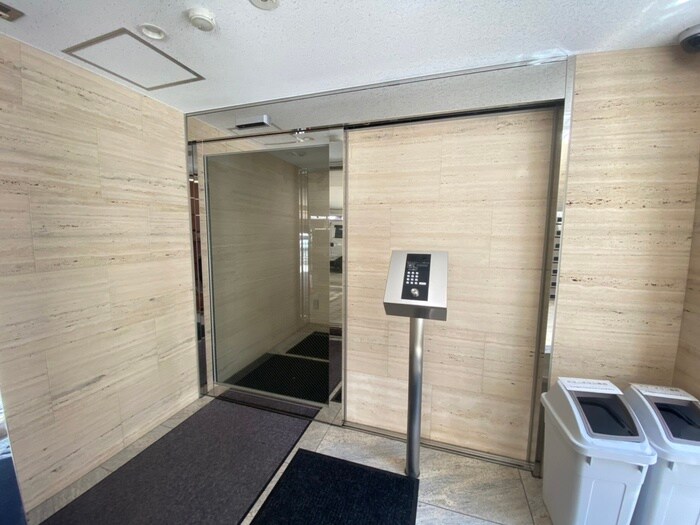 物件外観写真2　(エントランス部分)