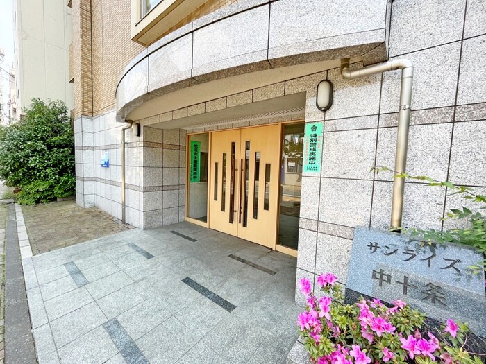 物件外観写真2　(エントランス部分)