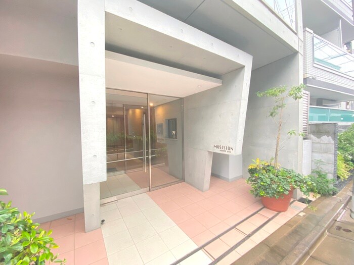 物件外観写真3　(エントランス部分)