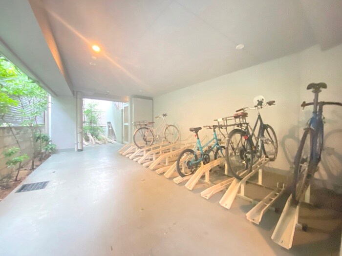 物件外観写真4　(駐輪場)