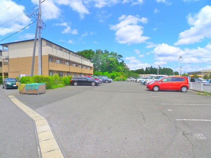 物件外観写真2　(駐車場)