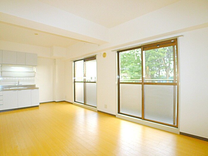 物件内観写真8　(室内からの展望)