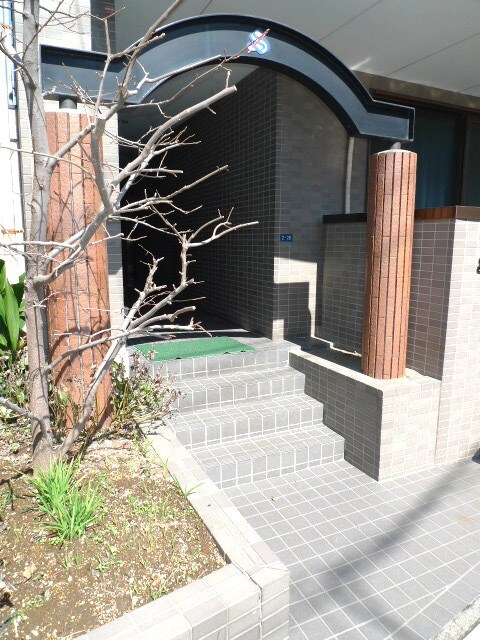 物件外観写真2　(エントランス部分)