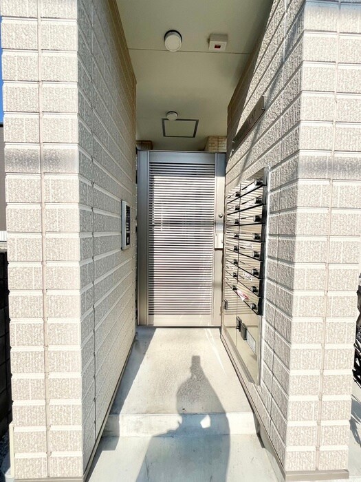 物件外観写真3　(エントランス部分)
