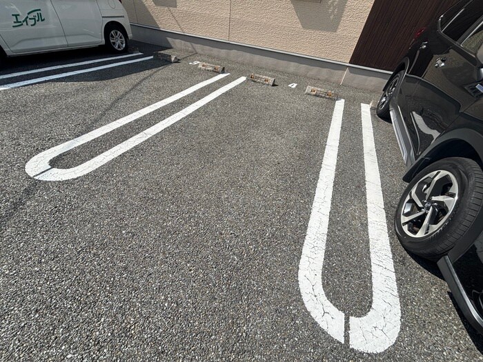 物件外観写真3　(駐車場)