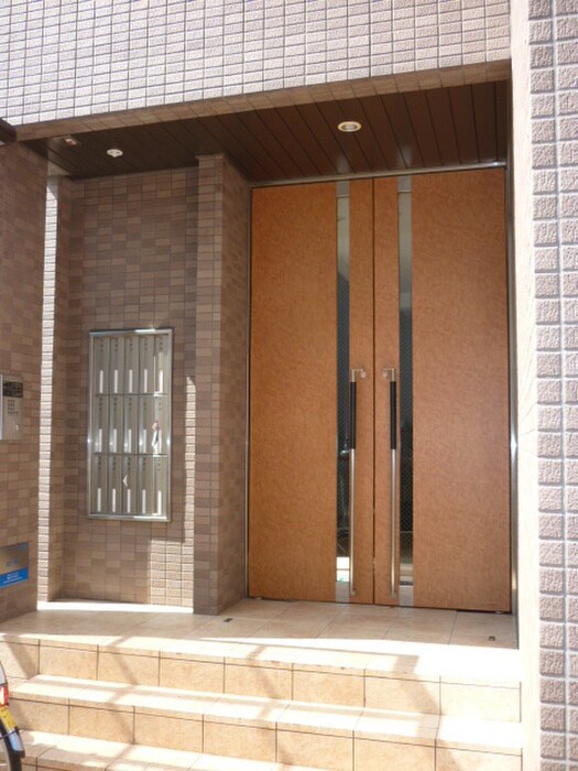 物件外観写真2　(エントランス部分)
