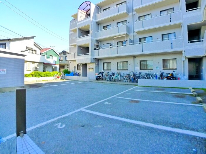 物件外観写真3　(駐車場)