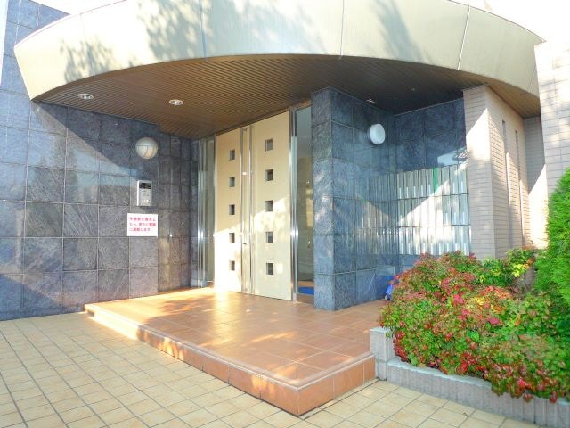 物件外観写真2　(エントランス部分)