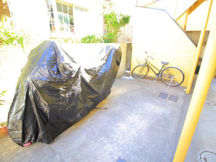 物件外観写真3　(バイク置き場)