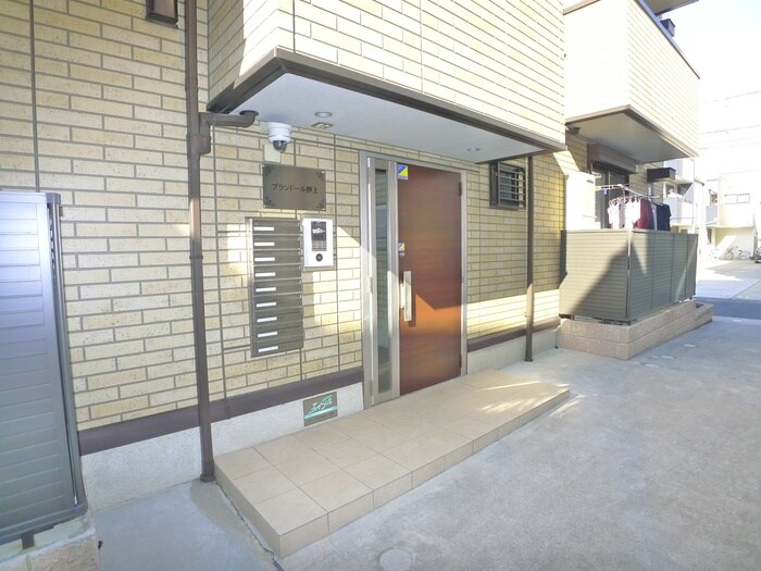 物件外観写真2　(エントランス部分)